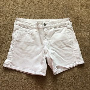 AE low rise white midi shorts